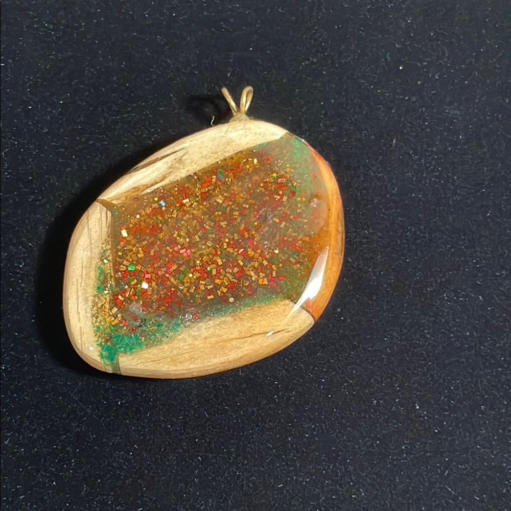 Elegant Gold and Green Pendant